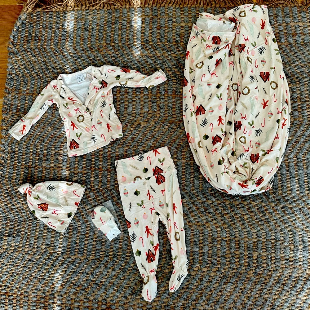 Lou Lou and Company Christmas Newborn Set (outfit/swaddle/hat/mittens)